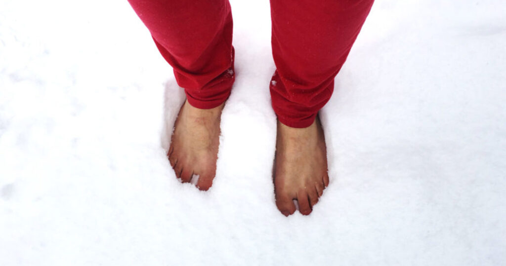 Nohy ve sněhu, červené kalhoty